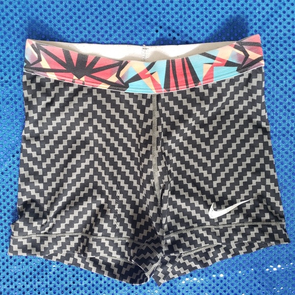 Nike Pants - NIKE PRO shorts black & gray zigzag design XS